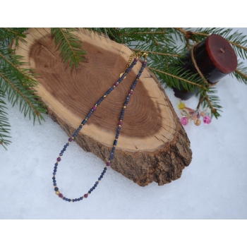 Naszyjnik z rubinów, szafirów i hematytu.